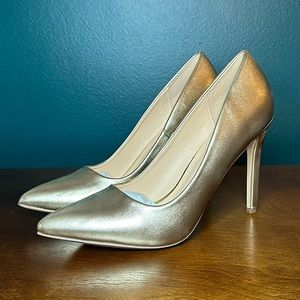 Y Not? | Gold Metallic Pumps | 8.5